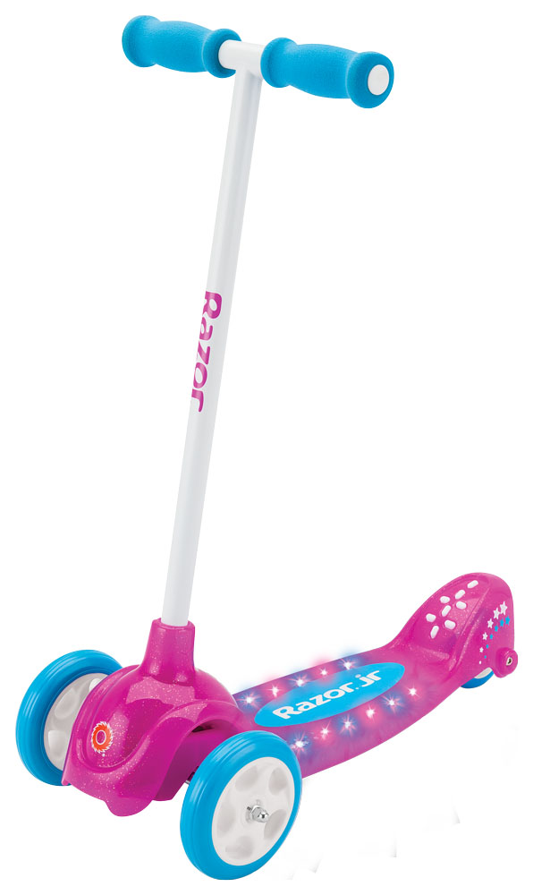 Самокат трехколесный Razor Lil Pop, цвет: розовый084302 Самокат трехколесный Razor Lil Pop, цвет: розовый084302Детский трехколесный самокат для девочек имеет новую запатентованную технологию наклоняй и поворачивай, угол поворота 19,5 грд., что дает самокату хорошую управляемость и улучшенную отзывчивость. Самокат имеет широкую платформу для ног, куда без проблем поместятся сразу пара маленьких ножек. Пульсирующее световое шоу, в виде 12 светодиодов, и яркое оформление самоката, порадует самых маленьких принцесс! От 2 лет Вес самоката 2,7 кг. Максимальная нагрузка 20 кг. Запатентованная технология “Tilt-to-Turn” Новая и улучшенная трехколесная рама Угол поворота 19,5 градусов Сверкающая и блестящая дека для мальчиков 12 пульсирующих светодиодных лампочек Фиксированный руль высотой от земли 63 см, от деки 57 см. Широкая дека (13 см.) c противоскользящей поверхностью Полезная длина деки 25 см., общая длина самоката 53 см. Дорожный просвет (клиренс) 3 см. Два элемента питания CR2032 (включены в комплект и заменимы) Требуется частичная сборка Гарантия 6 месяцев