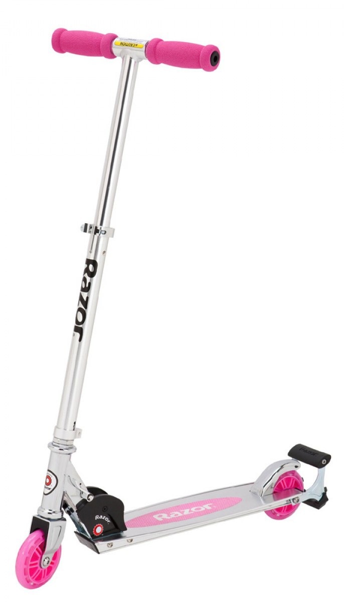 Самокат детский Razor Spark, цвет: розовый080902 Самокат детский Razor Spark, цвет: розовый080902Razor® Spark Scooter — уникальный самокат, который не только надежен и прочен, но и обладает способностью удивлять друзей и прохожих — снопом искр из-под задних колес! Все, кто видит это шоу, неизменно приходят в восторг. Это отличная идея для подарка! От 5 лет Подходит под рост от 90 до 170 см. Вес самоката 2.94 кг. Максимальная нагрузка 54 кг. Колеса из полиуретана 125 мм. Изготовлено из авиационного алюминия Кремниевые тормоза: искры при торможении! Ширина руля 29 см. Максимальная высота руля от деки 78,5 см., от земли 85 см. Минимальная высота руля от деки 55 см., от земли 61 см. Ширина платформы для ног (деки) 11 см. Полезная длина деки 29 см., общая длина самоката 69 см. Дорожный просвет (клиренс) 5 см. Гарантия 6 месяцев