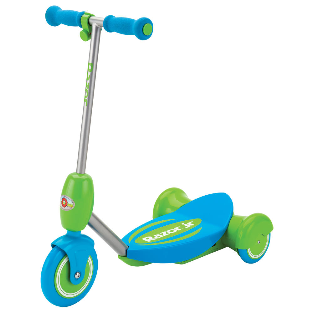 Электросамокат детский Razor Lil E, цвет: голубой011103 Электросамокат детский Razor Lil E, цвет: голубой011103Электрический фан для самых маленьких! Это революция! Электрический самокат теперь доступен детям уже от двух лет. Для тех, кто уже освоил или только планирует освоить баланс и координацию. Первый электросамокатик Lil E обеспечивает дополнительную стабильность хода за счет трехколесной конструкции, а также плавного газа, который активируется путем нажатия ребенком кнопки газа на руле. Кнопка нажимается очень легко, а самокат плавно набирает ход, но стоит только маленькому райдеру отпустить газ, как самокат начнет тормозить до полной остановки. Самокат комплектуется удобным съемным сиденьем, для тех юных райдеров, кто еще боится кататься или пока плохо держит равновесие. От 3 лет Подходит детям ростом от 80 до 130 см. Максимальная нагрузка 20 кг. Максимальная скорость 3 км/час До 50 минут непрерывного хода на полной зарядке Тихий надежный электромотор Задний привод из двойных колес для дополнительной устойчивости В движение приводится только с зажатой кнопкой газа Плавный и...