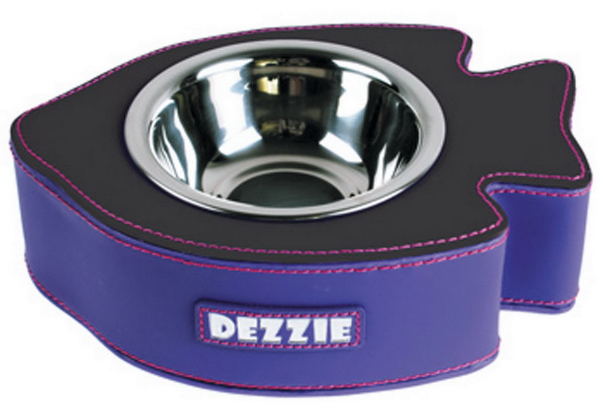 Миска для кошек Dezzie Рыба, цвет: фиолетовый, черный, 200 мл5616031 Миска для кошек Dezzie Рыба, цвет: фиолетовый, черный, 200 мл5616031Стильная миска Dezzie Рыба со специальным чехлом-подставкой будет радовать глаз в любом интерьере. Чехол из искусственного нубука, помимо шикарного стильного вида, обладает высокой стойкостью к свету и к механическим повреждениям, легко чистится влажной тряпкой. Еще одним незаменимым свойством этого материала являются антибактериальная защита изделия. Сама миска выполнена из нержавеющей стали. С приобретением такой миски для животного можно быть спокойным за безопасность и эстетичность любимой посуды. Объем миски: 200 мл. Диаметр миски (по верхнему краю): 12,3 см. Высота миски: 4,5 см. Размер чехла: 22 х 16 х 5,5 см.