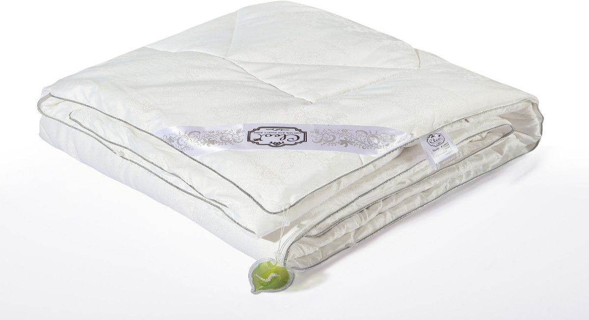 Одеяло Cleo Silk Blanket, наполнитель: шелк, цвет: белый, 172 х 205 см172/350-SB Одеяло Cleo Silk Blanket, наполнитель: шелк, цвет: белый, 172 х 205 см172/350-SBОдеяло Cleo Silk Blanket – прикосновение к роскоши! Коллекция Cleo Silk – это сочетание наполнители из 100% шелка и жаккардовым верхом с уникальной вышивкой из модал. В древности только высшим сословиям было доступно приобретение шелка, т.к. производство шелковой нити было сложным и долгим. Благодаря инновационным технологиям производство шелка стало быстрее и не таким трудоемким. И теперь мы с вами можем прикоснуться к роскоши и неге императоров. Уникальность шелка - гипоаллергенность, в шелковом наполнителе не образуются микроорганизмы и насекомые, в процессе жизнедеятельности которых образуются аллергены. Также шелк препятствует накоплению пыли внутри, что не позволит завестись плесени, грибкам и клещам. Подушки и одеяла Cleo Silk легкие, прекрасно дышат и подарят вам несомненную легкость облаков. Сон – лекарство, и во сне человек должен максимально получать удовольствие, коллекция Cleo Silk – забота о вашем отдыхе.