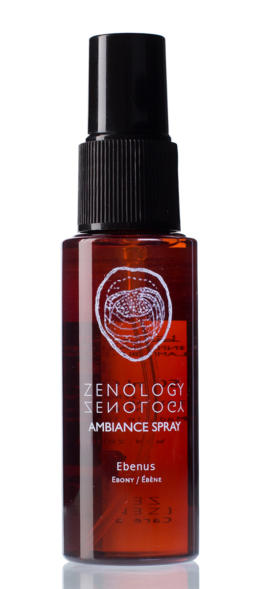 Zenology Спрей ароматизированный Ebony 50 млAMEBENU50 Zenology Спрей ароматизированный Ebony 50 млAMEBENU50Ключевая нота аромата основана на масле кедра, произрастающего в Виргинии. В ароматерапии кедр используется в качестве успокаивающего средства. Возможно это и является причиной, по которой традиционна японская баня оказывает такой великолепный эффект. Кедр, используемый в отделке японских банных комнат, под воздействием пара источает сладкий и немного кисловатый аромат, способствующий полному расслаблению. Верхние ноты: бергамот, кориандр, кедровое масло Ключевые ноты: виргинский кедр, техасский кедр, ладан Базовые ноты: кожа, кашмеран, ладанник