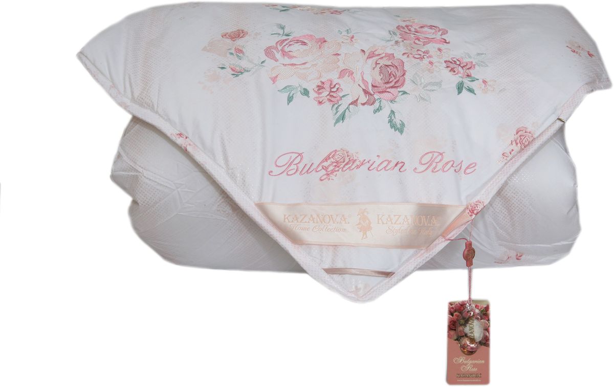Одеяло KAZANOV.A. Organic Fibers. Bulgarian Rose, цвет: белый, 155 х 210 смК44-155-1.6 Одеяло KAZANOV.A. Organic Fibers. Bulgarian Rose, цвет: белый, 155 х 210 смК44-155-1.6Одеяла серии Organic Fibers созданы по лучшей на сегодняшний день технологии АэроПух. Технология изготовления наполнителя придаёт материалу уникальные свойства: с одной стороны объём и мягкость, а с другой – для него характерна упругость и способность восстанавливаться при сдавливании до первоначального объёма и формы.Благодаря хаотичному расположению скрученных волокон аэропух избегает основной проблемы других наполнителей – сбивания. Особенности технологии изготовления аэропуха обеспечивают ему ряд потребительских свойств: высокая гипоаллергенность – исключение условий размножения клещей и микроорганизмов; прекрасная вентилируемость; «эффект памяти» ; экологичность – технология производства без применения вредных для здоровья веществ. При всех вышеуказанных преимуществах этого наполнителя есть ещё один существенный плюс :изделия из аэропуха –выдерживают неограниченное число стирок в стиральной машине при деликатном режиме.