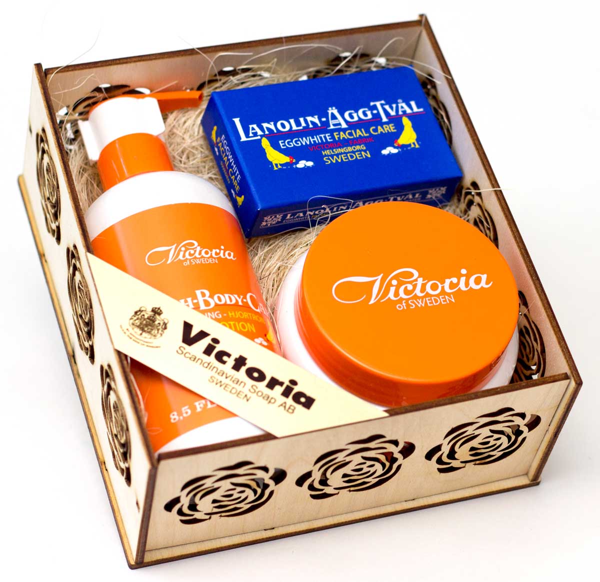 Victoria Soap Набор Королевский уход. Морошка871940 Victoria Soap Набор Королевский уход. Морошка871940Набор Королевский уход-Морошка порадует вас потрясающим ароматом свежей морошки, смягчит и подарит вашей коже бережный уход. Мыло-маска для лица Lanolin-Agg-Tval идеально очистит Вашу кожу, подарит чувство комфорта и сияние. Масло для тела Shea-Honung-Hjortron обогащен маслом Ши, шведским медом и скандинавской морошкой – кладезь витаминов и антиоксидантов. Идеально смягчает, увлажняет и устраняет сухость кожи, а Гель для душа Shea-Honung-Hjortron имеет мягкую очищающую формулу, освежая и увлажняя кожу. обогащен маслом Ши, шведским медом и скандинавской морошкой – кладезь витаминов и антиоксидантов. Подходит для всех типов кожи.