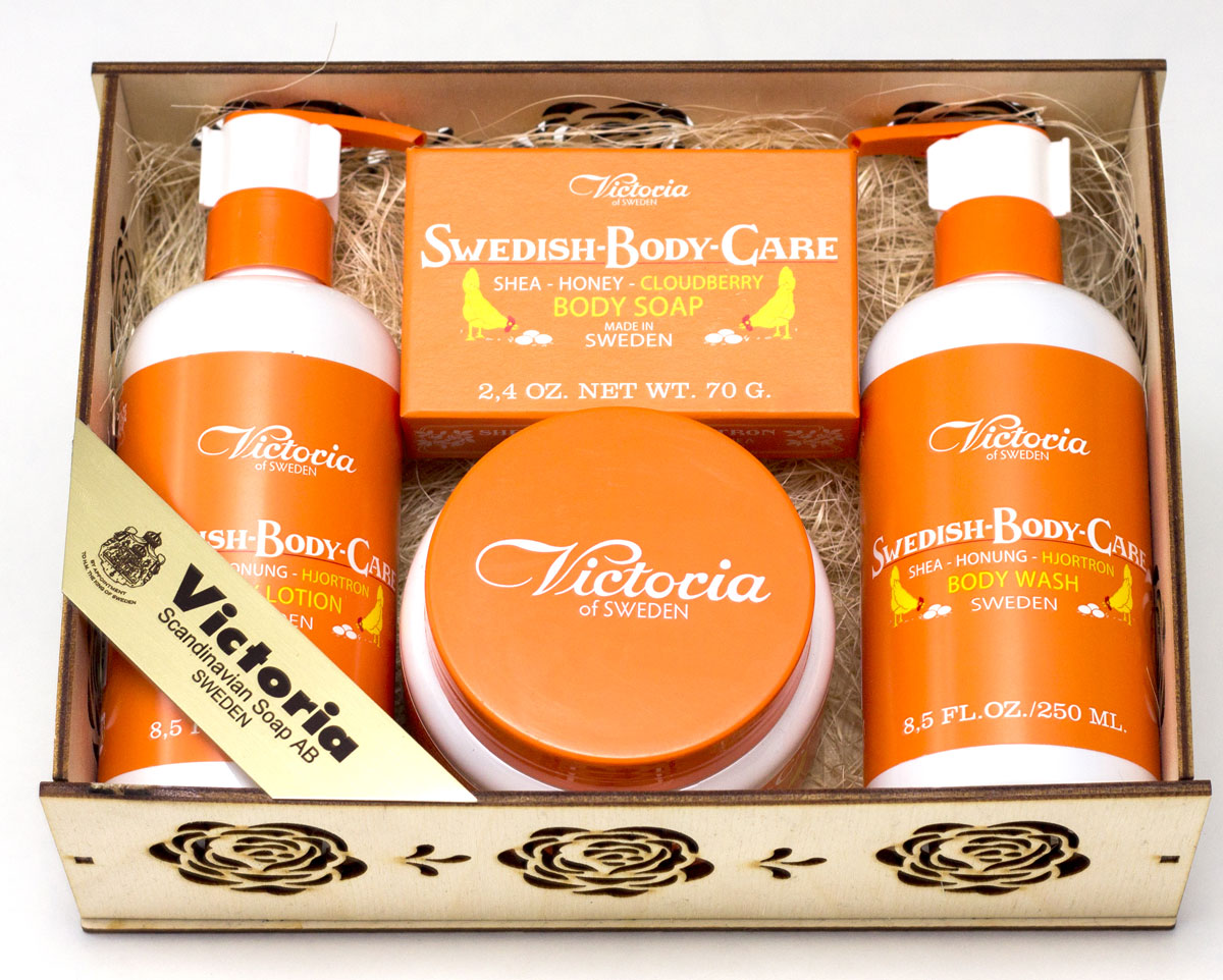 Victoria Soap Shea-Honung-Hjortron Набор для тела Королевский уход Морошка: мыло, 70 г, гель для душа, 250 мл, скраб, 250 мл, лосьон, 250 мл241649 Victoria Soap Shea-Honung-Hjortron Набор для тела Королевский уход Морошка: мыло, 70 г, гель для душа, 250 мл, скраб, 250 мл, лосьон, 250 мл241649Питательная серия Shea-Honung-Hjortron обогащена маслами, жирными кислотами и мощным антиоксидантным комплексом. Шведский мед и экстракт ягод морошки оказывают выраженный антиоксидантный эффект, защищая от воздействия внешних факторов, насыщая кислородом и улучшая цвет кожи. Купаж растительных компонентов и натуральных масел придает коллекции мягкий расслабляющий аромат, снимающий стресс и усталость. Экстракт морошки обладает свойством выводить токсины, делает кожу сияющей и заряжает ее энергией. Аромат средств напомнит вам прогулку по густо усеянному полю с цветами и сочными ягодами, разбавив композицию пряной ноткой меда и специй.
