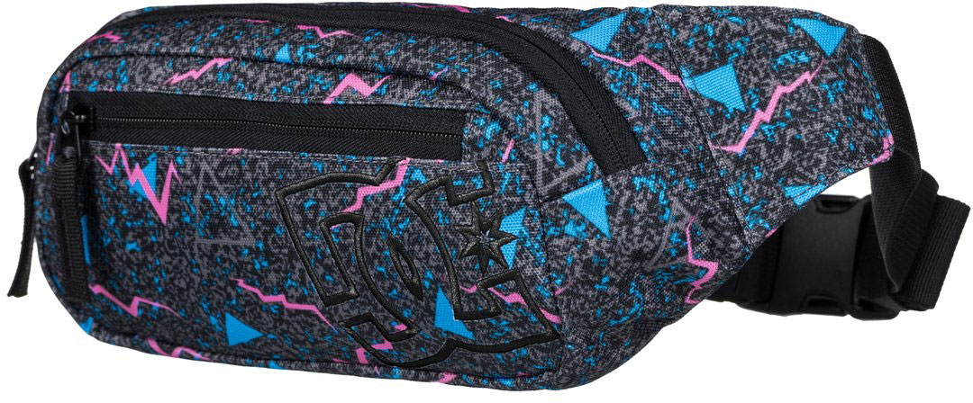 Сумка на пояс мужская DC Shoes Farce, цвет: мультиколор. EDYBA03019-KVJ3EDYBA03019-KVJ3 Сумка на пояс мужская DC Shoes Farce, цвет: мультиколор. EDYBA03019-KVJ3EDYBA03019-KVJ3Мужская сумка на пояс DC Shoes выполнена из полиэстера. Модель с одним основным отделением, застегивается на молнию, дополнена спереди карманом на молнии. У изделия регулируется объем пояса.