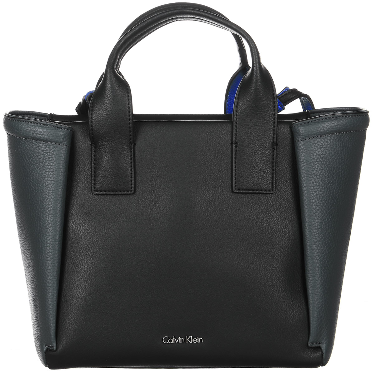 Сумка женская Calvin Klein Jeans, цвет: черный. K60K602482_0010K60K602482 Сумка женская Calvin Klein Jeans, цвет: черный. K60K602482_0010K60K602482Стильная женская сумка Calvin Klein Jeans выполнена из полиуретана. Сумка имеет одно основное отделение, закрывающееся на застежку-молнию. Внутри модель имеет прорезной карман на застежке-молнии и два накладных открытых кармана. Изделие оснащено двумя удобными ручками и съемным плечевым ремнем.