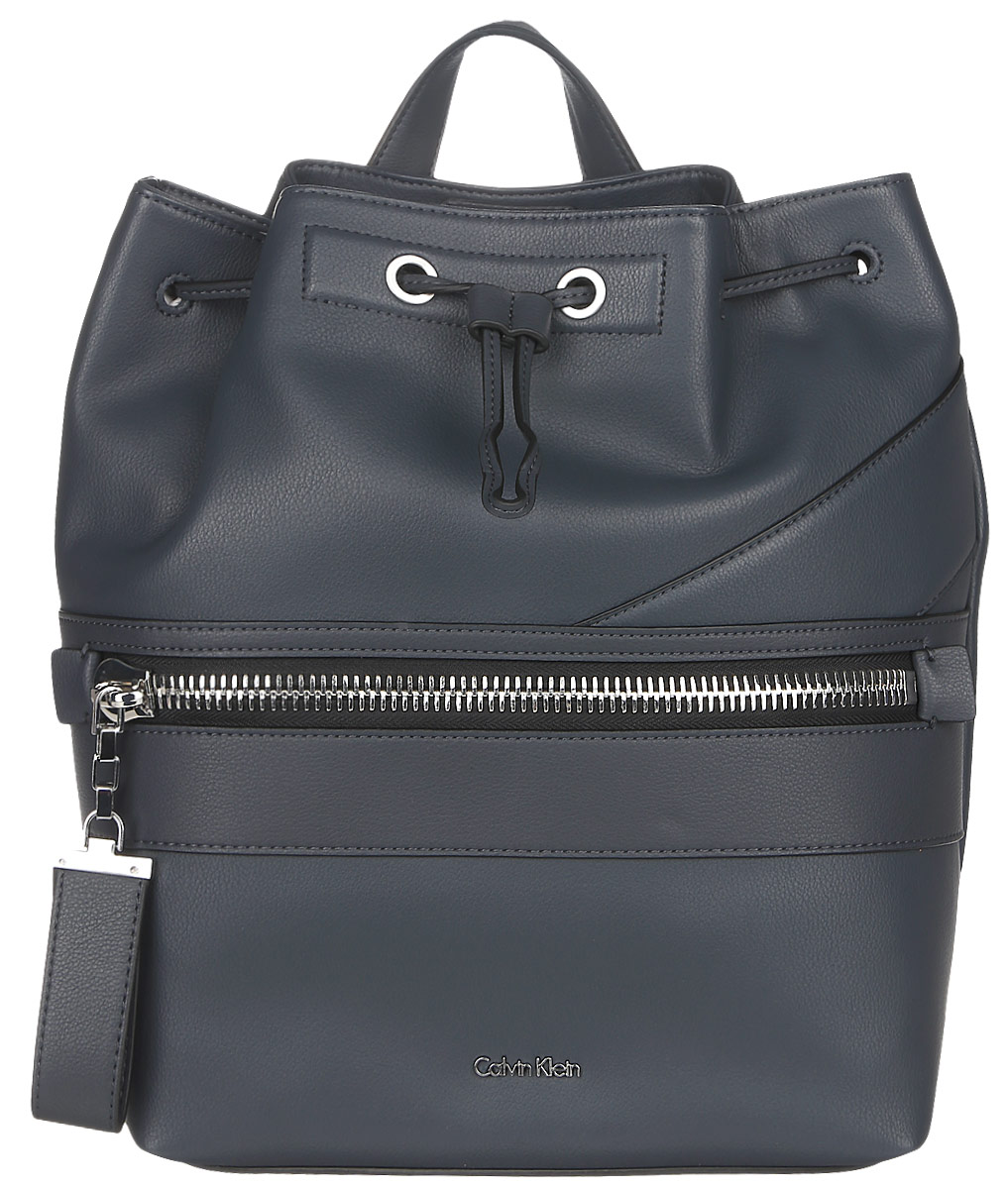 Рюкзак женский Calvin Klein Jeans, цвет: темно-синий. K60K602569_4480K60K602569 Рюкзак женский Calvin Klein Jeans, цвет: темно-синий. K60K602569_4480K60K602569Стильный женский рюкзак Calvin Klein Jeans выполнен из полиуретана. Изделие содержит одно отделение и закрывается на затягивающийся шнурок и магнитную кнопку. Внутри изделия размещено два накладных кармана и один карман на молнии. Спереди модель дополнена прорезным карманом на застежке- молнии, сзади накладной открытый карман. Рюкзак дополнен петлей для подвешивания и практичными лямками, длина которых регулируется.