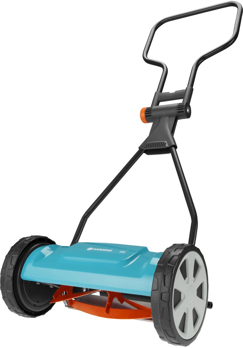 Газонокосилка барабанная Gardena 330 Classic, механическая04027-20.000.00 Газонокосилка барабанная Gardena 330 Classic, механическая04027-20.000.00С помощью барабанной газонокосилки GARDENA 330 Вы сможете легко и быстро создать английский газон на площади до 150 м2. Принцип прост: когда Вы толкаете газонокосилку вперед, режущий цилиндр и контрнож начинают двигаться. Этот механизм, подобно ножницам, поднимает и срезает траву. Отличительная особенность модели: режущий цилиндр и контрнож не соприкасаются, что делает работу приятной и бесшумной. Режущий цилиндр из высококачественной закаленной стали с покрытием от налипания и остро заточенный контрнож стригут траву аккуратно и точно, обеспечивая идеальный уход за Вашим газоном. Барабанная газонокосилка GARDENA снабжена множеством элементов, благодаря которым кошение становится более простым и удобным. Особого упоминания заслуживают большие колеса со специальным профильным рисунком и мягкими пластиковыми элементами, а также рукоятка эргономичной формы, которую можно сложить для компактного хранения. Удобный регулятор позволяет без труда установить необходимую высоту стрижки.