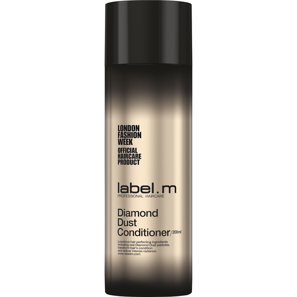 Label.m Кондиционер алмазная пыль 200 млLCDD0200 Label.m Кондиционер алмазная пыль 200 млLCDD0200НОВАЯ роскошная серия Алмазная Пыль включает в себя эксклюзивный Микро-Алмазный Комплекс – уникальное сочетание ингредиентов и настоящих алмазов для совершенных волос раскрывает их великолепие, шелковистость и интенсивное сияние. Микро-Алмазный Комплекс Пять изысканных ингредиентов Эксклюзивное сочетание самых редких ингредиентов: частицы черной и белой Алмазной Пыли, Шампанское, Масло Лепестков Белой Розы и Жемчуга мягко очищают от токсинов и укрепляют волосы и кожу головы, в то время как состояние волос преображается. Для Максимального Преображения Волос Интенсивно питает и запечатывает кутикулу Мощная защита от тепловых воздействий и влажности. Придает яркий блеск и шелковистость Усиливает природное движение волос без утяжеления. Мягкое воздействие на кожу головы и волос: без парабенов и сульфатов. Усиливающий сияние Жемчуг в сочетании с богатым и легким экстрактом масла Лепестков Белой Розы обеспечивают защиту, интенсивно наполняют влагой и увлажняют; После Кондиционера Ваши...
