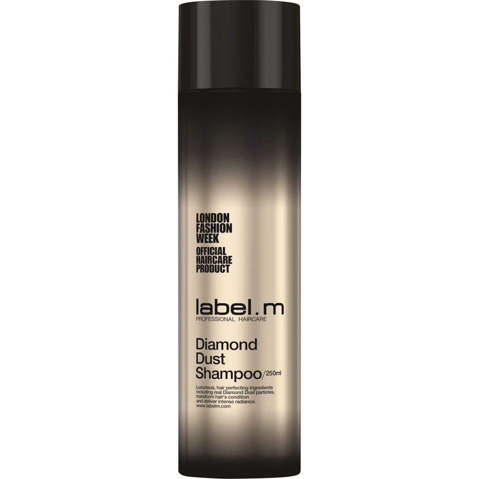 Label.m Шампунь алмазная пыль 250 млLSDD0250 Label.m Шампунь алмазная пыль 250 млLSDD0250НОВАЯ роскошная серия Алмазная Пыль включает в себя эксклюзивный Микро-Алмазный Комплекс – уникальное сочетание ингредиентов и настоящих алмазов для совершенных волос раскрывает их великолепие, шелковистость и интенсивное сияние. Микро-Алмазный Комплекс Пять изысканных ингредиентов Эксклюзивное сочетание самых редких ингредиентов: частицы черной и белой Алмазной Пыли, Шампанское, Масло Лепестков Белой Розы и Жемчуга мягко очищают от токсинов и укрепляют волосы и кожу головы, в то время как состояние волос преображается. Для Максимального Преображения Волос Интенсивно питает и запечатывает кутикулу Мощная защита от тепловых воздействий и влажности. Придает яркий блеск и шелковистость Усиливает природное движение волос без утяжеления. Мягкое воздействие на кожу головы и волос: без парабенов и сульфатов. Частицы Алмазной Пыли отшелушивают отдельно каждый волос, убирают излишки скоплений токсинов, в то время как Шампанское нормализует pH-баланс и воздействует как мягкое очищающее...