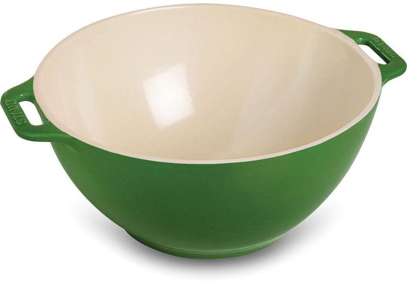 Миска Staub, цвет: зеленый, диаметр 25 см40510-799 Миска Staub, цвет: зеленый, диаметр 25 см40510-799Миска Staub изготовлена из керамики покрытой эмалью. Красивая керамическая миска сможет стать привлекательной частью сервировки вашего стола. Кроме того, в ней вы сможете смешать различные ингредиенты во время приготовления блюд. При приготовлении мяса, рыбы, овощей и т. п. в посуде бренда Staub не только сохраняются все полезные вещества, но и придаются особые вкусовые качества приготовляемой пищи. Подходит для приготовления блюд в духовке или микроволновой печи. Можно мыть в посудомоечной машине. Диаметр миски: 25 см.