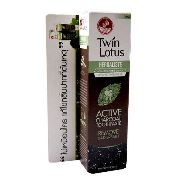Twin Lotus Зубная паста угольная Active Charcoal 25 гр.135 Twin Lotus Зубная паста угольная Active Charcoal 25 гр.135Черного цвета, состоит на 94,14% из натуральных компонентов и обладает тройным действием: активированный уголь эффективно удаляет зубной налет и зубной камень; гвоздичное масло и гуава борются с появлением бактерий, являющихся причиной образования налета; устраняет запах изо рта, в том числе после курения, обладает отбеливающими свойствами, предотвращает стирание эмали и возникновение микротрещин. Щадящая формула зубной пасты подходит для чувствительных зубов и при кровоточивости десен.
