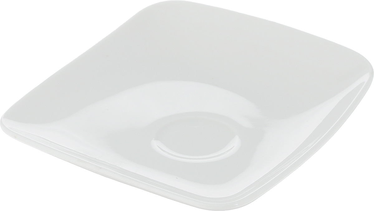 Блюдце Ariane Vital Square, 12 х 12 смAVSARN14012 Блюдце Ariane Vital Square, 12 х 12 смAVSARN14012Оригинальное блюдце Ariane Vital Square изготовлено из высококачественного фарфора с глазурованным покрытием и оснащено приподнятым краем. Изделие сочетает в себе изысканный дизайн с максимальной функциональностью. Блюдце прекрасно впишется в интерьер вашей кухни и станет достойным дополнением к кухонному инвентарю. Можно мыть в посудомоечной машине и использовать в микроволновой печи. Размер блюдца (по верхнему краю): 12 х 12 см. Максимальная высота: 2,8 см.