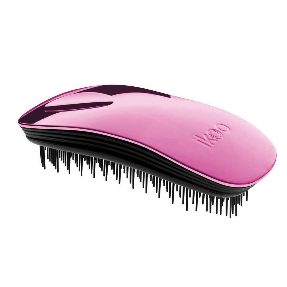 Ikoo Расческа-детанглер Home black Cherry Metallic90269 Ikoo Расческа-детанглер Home black Cherry Metallic90269Коллекция ikoo Metallic – это стильная линейка расчесок-детанглеров Выполненная из легкого металла, она не только сохраняет все достоинства iKoo, безболезненно распутывает волосы и обеспечивает прекрасный массаж головы по принципам традиционной китайской медицины, но и станет прекрасным дополнением вашего образа. Ikoo – расческа-детанглер, которая: - придает объем и блеск волосам - массирует кожу головы - позволяет заботиться о волосах даже во время расчесывания и не оставляет шанса секущимся кончикам - легко распутывает влажные волосы - распутывает волосы без боли Уникальный подход щетки ikoo — расположение и структура щетинок, которые позволяют не только легко распутывать и расчесывать волосы, но и делать массаж головы в соответствии с принципами традиционной китайской медицины. Щетинки стимулируют энергетические меридианы и рефлексогенные зоны, что также положительно влияет на вегетативную нервную систему. Благодаря оптимальной степени твердости щетины, волосы распутываются легко...