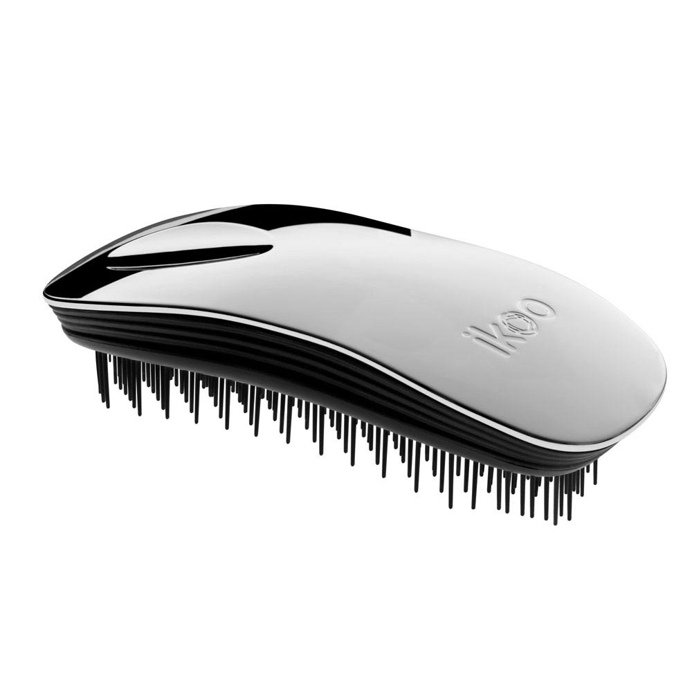 Ikoo Расческа-детанглер Home black Oyster Metallic90221 Ikoo Расческа-детанглер Home black Oyster Metallic90221Коллекция ikoo Metallic – это стильная линейка расчесок-детанглеров Выполненная из легкого металла, она не только сохраняет все достоинства iKoo, безболезненно распутывает волосы и обеспечивает прекрасный массаж головы по принципам традиционной китайской медицины, но и станет прекрасным дополнением вашего образа. Ikoo – расческа-детанглер, которая: - придает объем и блеск волосам - массирует кожу головы - позволяет заботиться о волосах даже во время расчесывания и не оставляет шанса секущимся кончикам - легко распутывает влажные волосы - распутывает волосы без боли Уникальный подход щетки ikoo — расположение и структура щетинок, которые позволяют не только легко распутывать и расчесывать волосы, но и делать массаж головы в соответствии с принципами традиционной китайской медицины. Щетинки стимулируют энергетические меридианы и рефлексогенные зоны, что также положительно влияет на вегетативную нервную систему. Благодаря оптимальной степени твердости щетины, волосы распутываются легко...