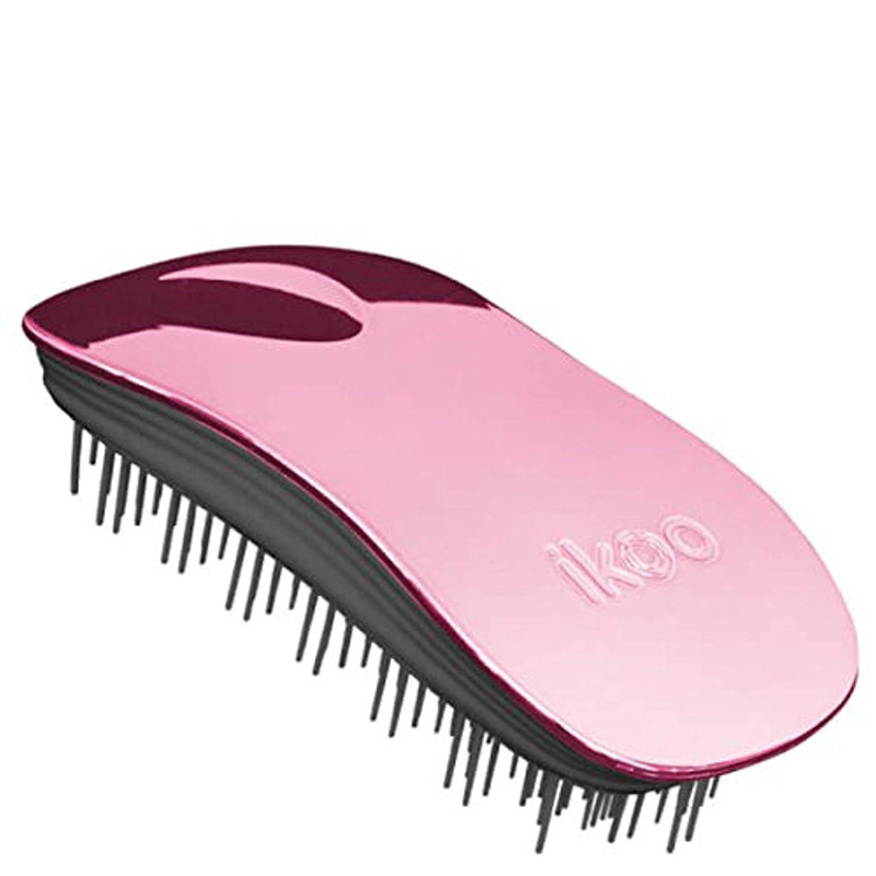 Ikoo Расческа-детанглер Home black Rose Metallic90245 Ikoo Расческа-детанглер Home black Rose Metallic90245Коллекция ikoo Metallic – это стильная линейка расчесок-детанглеров Выполненная из легкого металла, она не только сохраняет все достоинства iKoo, безболезненно распутывает волосы и обеспечивает прекрасный массаж головы по принципам традиционной китайской медицины, но и станет прекрасным дополнением вашего образа. Ikoo – расческа-детанглер, которая: - придает объем и блеск волосам - массирует кожу головы - позволяет заботиться о волосах даже во время расчесывания и не оставляет шанса секущимся кончикам - легко распутывает влажные волосы - распутывает волосы без боли Уникальный подход щетки ikoo — расположение и структура щетинок, которые позволяют не только легко распутывать и расчесывать волосы, но и делать массаж головы в соответствии с принципами традиционной китайской медицины. Щетинки стимулируют энергетические меридианы и рефлексогенные зоны, что также положительно влияет на вегетативную нервную систему. Благодаря оптимальной степени твердости щетины, волосы распутываются легко...