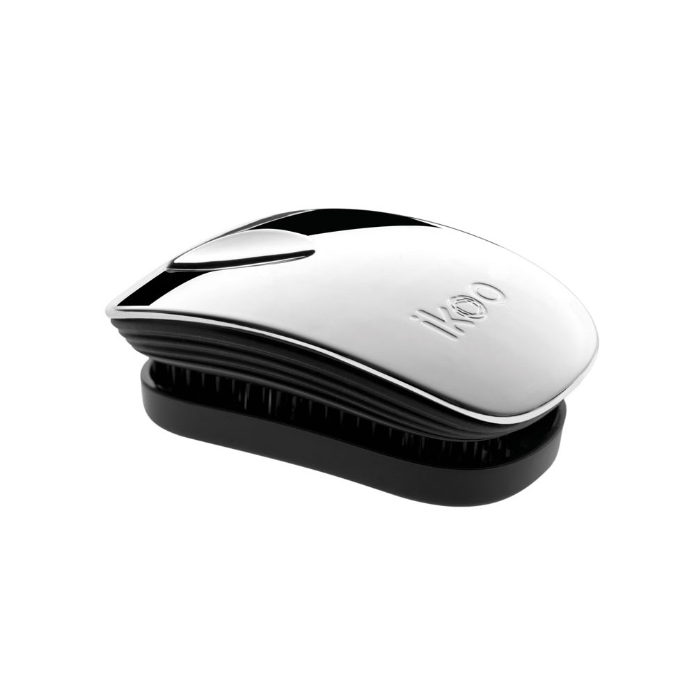 Ikoo Расческа-детанглер Pocket Black Oyster Metallic91020 Ikoo Расческа-детанглер Pocket Black Oyster Metallic91020Коллекция ikoo Metallic – это стильная линейка расчесок-детанглеров Выполненная из легкого металла, она не только сохраняет все достоинства iKoo, безболезненно распутывает волосы и обеспечивает прекрасный массаж головы по принципам традиционной китайской медицины, но и станет прекрасным дополнением вашего образа. ikoo Pocket – расческа для тех, кто всегда в движении Если Вы не хотите упускать шанс всегда иметь под рукой удобную расческу, а также оставить позади секущиеся концы и поврежденные волосы, то карманная версия расчески iKoo – то, что Вам нужно! «Младшая сестра» ikoo Pocket обладает всеми качествами оригинальной версии, а также имеет удобную крышку, которая предохранит расческу от загрязнений, а Вашу сумку – от попадания волос. Ikoo – расческа-детанглер, которая: - придает объем и блеск волосам - массирует кожу головы - позволяет заботиться о волосах даже во время расчесывания и не оставляет шанса секущимся кончикам - легко распутывает влажные волосы - распутывает волосы...