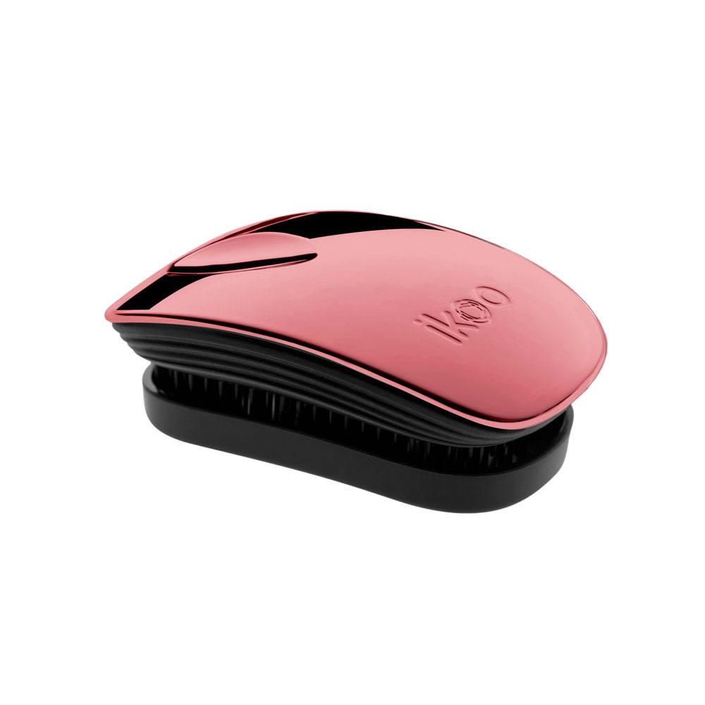 Ikoo Расческа-детанглер Pocket Black Rose Metallic91044 Ikoo Расческа-детанглер Pocket Black Rose Metallic91044Коллекция ikoo Metallic – это стильная линейка расчесок-детанглеров Выполненная из легкого металла, она не только сохраняет все достоинства iKoo, безболезненно распутывает волосы и обеспечивает прекрасный массаж головы по принципам традиционной китайской медицины, но и станет прекрасным дополнением вашего образа. ikoo Pocket – расческа для тех, кто всегда в движении Если Вы не хотите упускать шанс всегда иметь под рукой удобную расческу, а также оставить позади секущиеся концы и поврежденные волосы, то карманная версия расчески iKoo – то, что Вам нужно! «Младшая сестра» ikoo Pocket обладает всеми качествами оригинальной версии, а также имеет удобную крышку, которая предохранит расческу от загрязнений, а Вашу сумку – от попадания волос. Ikoo – расческа-детанглер, которая: - придает объем и блеск волосам - массирует кожу головы - позволяет заботиться о волосах даже во время расчесывания и не оставляет шанса секущимся кончикам - легко распутывает влажные волосы - распутывает волосы...