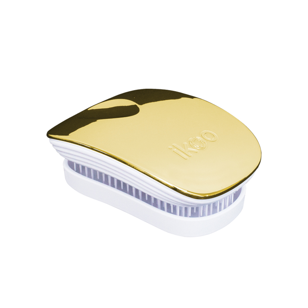 Ikoo Расческа-детанглер Pocket White Soleil Metallic91013 Ikoo Расческа-детанглер Pocket White Soleil Metallic91013Коллекция ikoo Metallic – это стильная линейка расчесок-детанглеров Выполненная из легкого металла, она не только сохраняет все достоинства iKoo, безболезненно распутывает волосы и обеспечивает прекрасный массаж головы по принципам традиционной китайской медицины, но и станет прекрасным дополнением вашего образа. ikoo Pocket – расческа для тех, кто всегда в движении Если Вы не хотите упускать шанс всегда иметь под рукой удобную расческу, а также оставить позади секущиеся концы и поврежденные волосы, то карманная версия расчески iKoo – то, что Вам нужно! «Младшая сестра» ikoo Pocket обладает всеми качествами оригинальной версии, а также имеет удобную крышку, которая предохранит расческу от загрязнений, а Вашу сумку – от попадания волос. Ikoo – расческа-детанглер, которая: - придает объем и блеск волосам - массирует кожу головы - позволяет заботиться о волосах даже во время расчесывания и не оставляет шанса секущимся кончикам - легко распутывает влажные волосы - распутывает волосы...