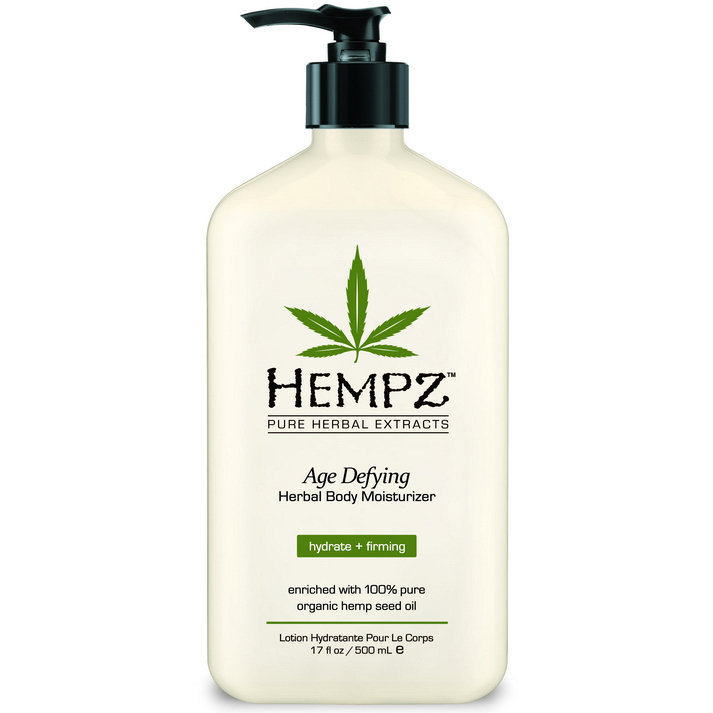 Hempz Молочко для тела антивозрастное увлажняющее Age Defying Moisturizer 500 мл110-1282-03 Hempz Молочко для тела антивозрастное увлажняющее Age Defying Moisturizer 500 мл110-1282-03Антивозрастное увлажняющее молочко для тела Age Defying Moisturizer обладает разглаживающим эффектом, оглио- и полипептиды в составе косметического средства препятствуют появлению глубоких морщин, натуральные компоненты на длительное время насыщают и увлажняют кожу. Дипальмитил-гидроксипролин и комплекс MDI тонизируют и структурно укрепляют кожный покров, уменьшают производство свободных радикалов, разрушающих клеточные мембраны. Максимальный омолаживающий эффект достигается уже через две недели регулярного использования. Состав активных компонентов: очищенное конопляное и масло дерева ши, экстракты морских водорослей, женьшеня и семян конопли, группа витаминов А, С и Е, фосфолипиды, пептиды. С ароматом мускуса и ванили.