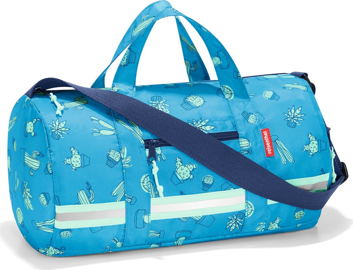 Сумка десткая Reisenthel Dufflebag S, цвет: голубой. IH4049IH4049 Сумка десткая Reisenthel Dufflebag S, цвет: голубой. IH4049IH4049Универсальная сумка-трансформер, предназначенная для путешествий и спорта. Экстралегкая, она практически ничего не весит, так что ребенок будет нести в руках только ее содержимое. Для хранения сумку можно легко свернуть внутрь собственного внешнего кармана. Вместительное основное отделение, внутренний карман и два внешних кармана на молнии. Регулируемый наплечный ремень и удобные ручки для переноски, фиксируемые при помощи специальных застежек. Внутри сумки есть карабин для ключей и вставка, куда можно вписать имя ребенка. Яркая расцветка будет радовать глаз, а светоотражающие элементы обеспечат дополнительную безопасность. Материал: прочный водоотталкивающий полиэстер премиум класса. Объем – 10 литров.