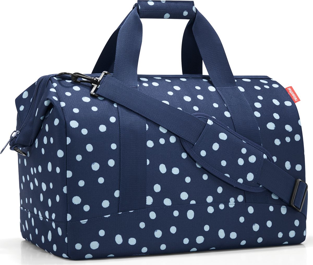 Сумка женская Reisenthel Allrounder L Spots, цвет: синий. MT4044MT4044 Сумка женская Reisenthel Allrounder L Spots, цвет: синий. MT4044MT4044Практичная и вместительная сумка для спорта и путешествий. Приятные объемные стенки и дно создают силуэт, напоминающий старинные врачебные саквояжи. - объемное основное отделение на молнии; - встроенные металлические скобы фиксируют сумку в открытом положении; - 6 внутренних карманов для организации вещей; - широкие ручки и широкая удобная лямка с регулируемой длиной; - объем – 30 литров.