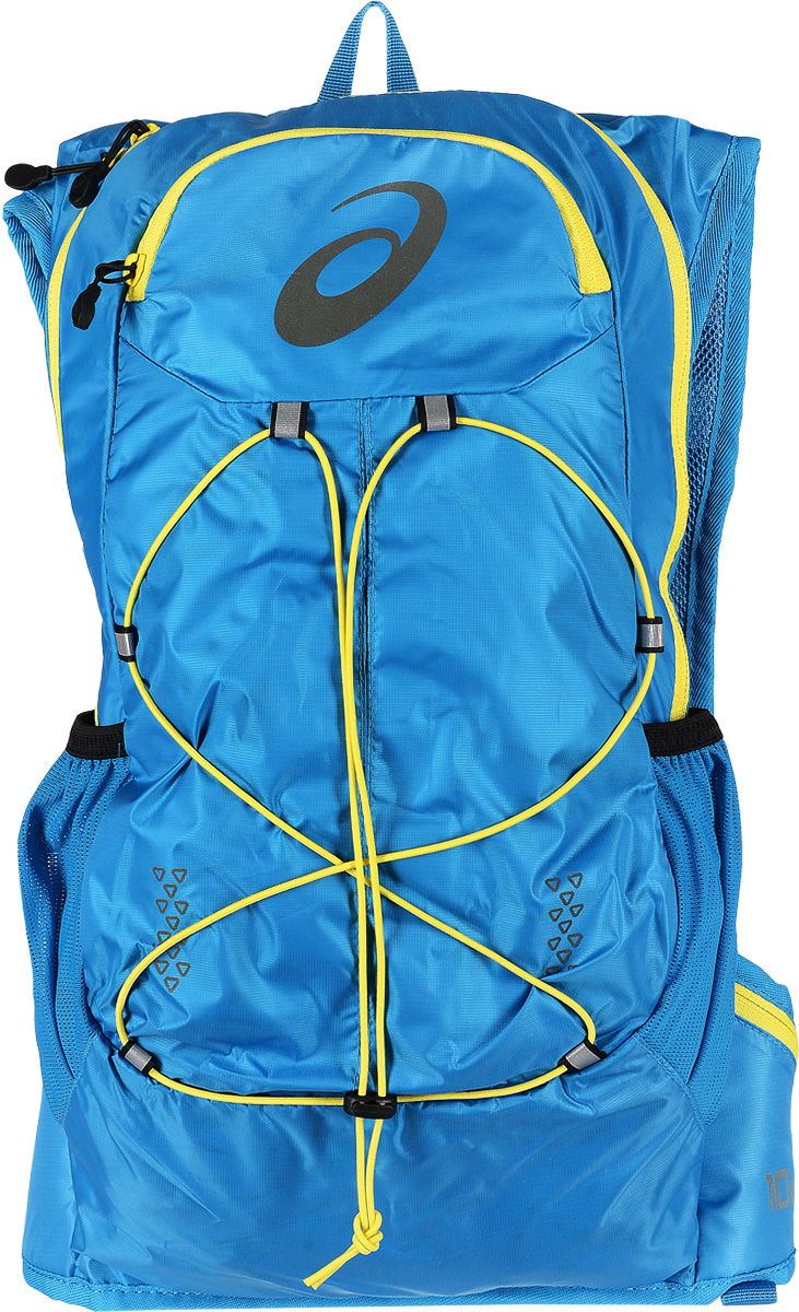 Рюкзак спортивный Asics Lightweight Running Backpack, цвет: голубой, 10 л. 131847-8012131847-8012 Рюкзак спортивный Asics Lightweight Running Backpack, цвет: голубой, 10 л. 131847-8012131847-8012Рюкзак для бега Asics Lightweight Running Backpack выполнен из высококачественного полиэстера и оформлен принтом с изображением логотипа бренда. Рюкзак оснащен двумя плечевыми лямками регулируемой длины из сетчатой ткани, на которых расположен грудной ремень, застегивающийся на застежку-фастекс. Изделие оснащено двумя набедренными карманами на поясе, которые закрываются на молнию. Также изделие оснащено поясным ремнем регулируемой длины, застегивающимся на застежку-фастекс. Мягкая спинка дополнена накладками из сетчатой ткани, которая обеспечит воздухопроницаемость при движении. Изделие имеет два сетчатых боковых кармана для бутылок с водой. Рюкзак закрывается на удобную застежку-молнию. Внутри расположено главное вместительное отделение, которое содержит один накладной открытый карман. Спереди рюкзак оформлен функциональной шнуровкой.