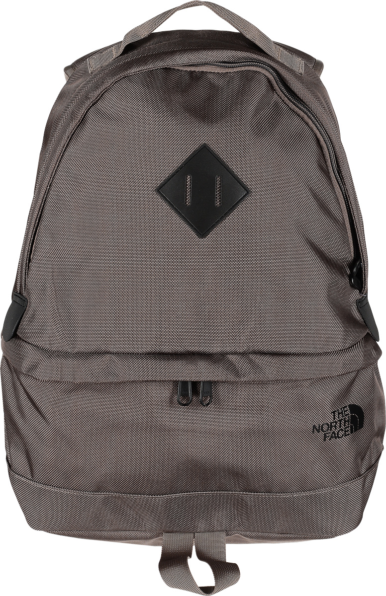 Рюкзак The North Face, цвет: коричневый. 2ZDH_SDET92ZDHSDE Рюкзак The North Face, цвет: коричневый. 2ZDH_SDET92ZDHSDEМодный городской рюкзак The North Face выполнен из качественного полиэстера. Носится модель с помощью мягких наплечных лямок, которые регулируются по длине. Изделие имеет одно основное отделение, внутри которого находится вшитый кармашек из сетчатой ткани на молнии. А также рюкзак дополнен эргономичной внутренней сумкой, на утягивающем шнурке со стоппером. Сумка может использоваться для носки обуви. Закрывается рюкзак на застежку-молнию. Спереди у изделия расположена застежка молния, которая открывает нижнюю часть основного кармана. Оформлен рюкзак оригинальной нашивкой и принтом с названием бренда.