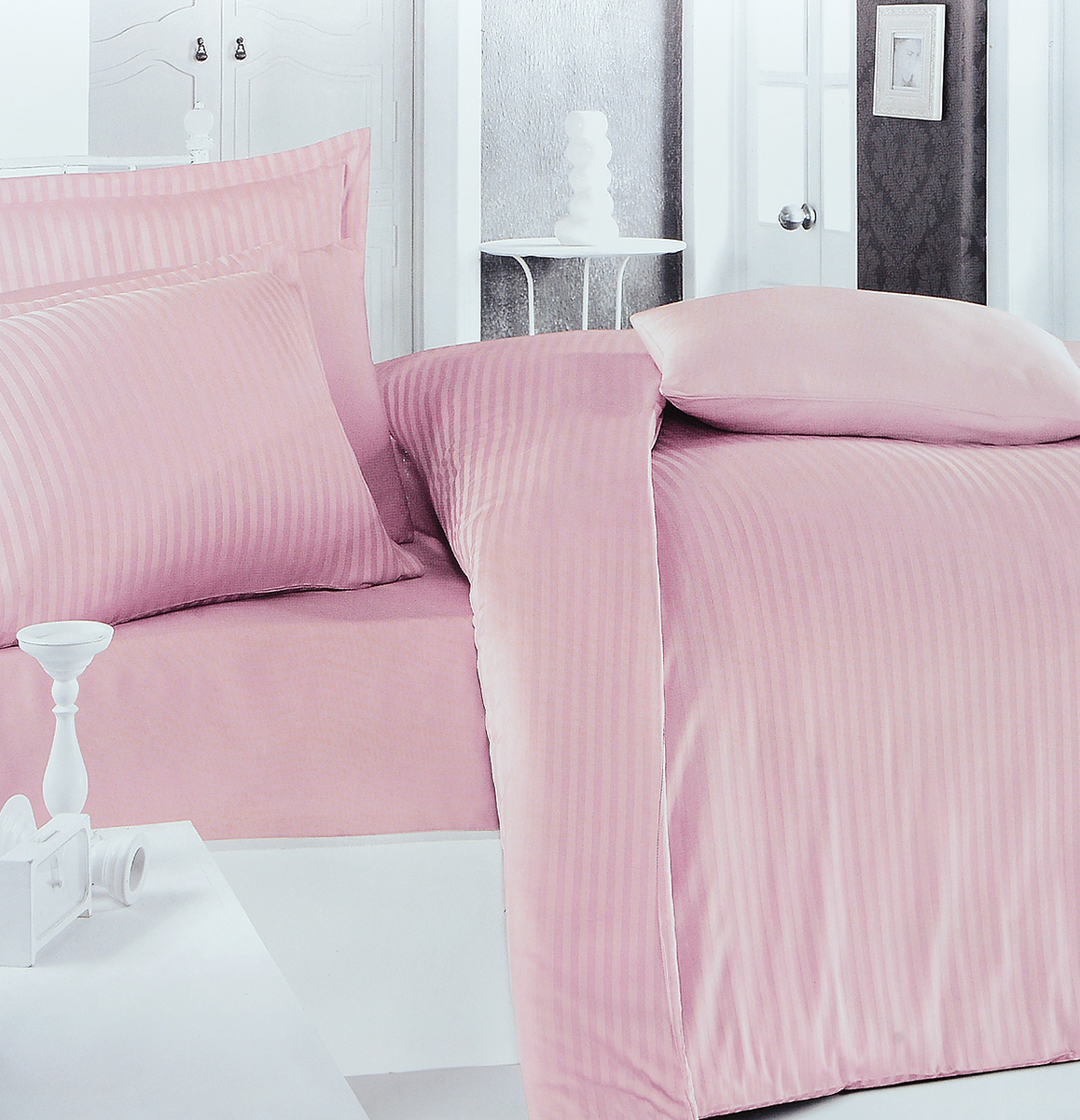 Комплект белья Clasy Stripe Satin, евро, наволочки 50х70, цвет: розовый00000005236 Комплект белья Clasy Stripe Satin, евро, наволочки 50х70, цвет: розовый00000005236Комплект постельного белья Clasy Stripe Satin состоит из пододеяльника на пуговицах, простыни и 4 наволочек (2 стандартные и 2 с ушками). Изделия выполнены из страйп- сатина (100% хлопок). Страйп-сатин - это очень прочная жаккардовая ткань из 100% хлопка. На вид он напоминает обычный сатин, но с полосками, которые появляются благодаря разному направлению нитей в ткани. Страйп-сатин универсален: он подойдет к любому интерьеру, прослужит вам долго, а рисунок никогда не поблекнет. Из страйп-сатина делают элитное постельное белье, по всем качествам его можно сравнить с самыми дорогими образцами хлопкового белья. Ткань гладкая и имеет ровный матовый блеск. Секрет заключается в особенно плотном сатиновом переплетении. Несмотря на особую плотность, это постельное белье очень мягкое, спать на нем уютно и тепло. Ткань обладает отличными гигиеническими свойствами - гигроскопичностью, воздухопроницаемостью и гипоаллергенностью. Страйп- сатин неприхотлив...
