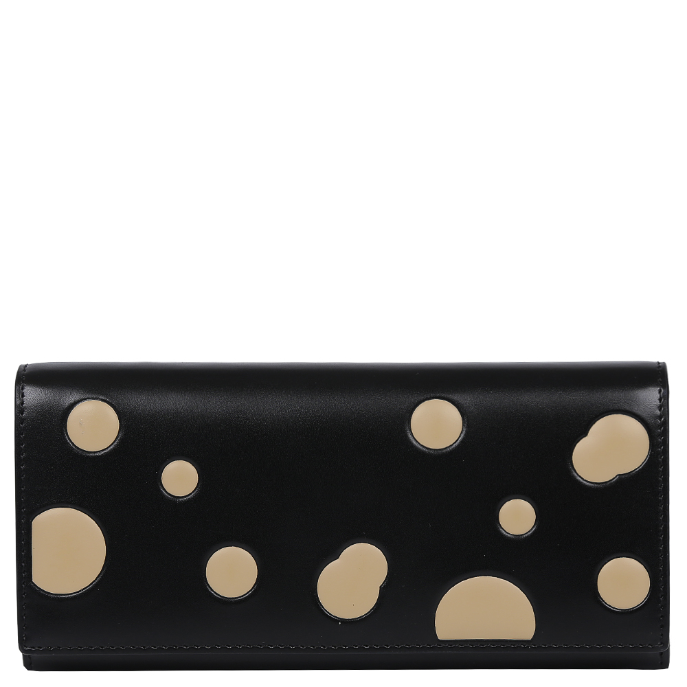 Кошелек женский Leo Ventoni, цвет: черный, бежевый. L330987L330987-nero/tan Кошелек женский Leo Ventoni, цвет: черный, бежевый. L330987L330987-nero/tanМодный кошелек от итальянского бренда Leo Ventoni выполнен из натуральной кожи с невероятно мягкой и гладкой фактурой. Элегантное сочетание черного и кремового цветов, а также дизайнерский принт горох превращают кошелек в элегантный аксессуар, который придется по вкусу любительницам новых тенденций моды. Внутри модели находятся 2 вместительных отделения для купюр, одно из которых закрывается на молнию. Также вы сможете разместить свои дисконтные и кредитные карты с помощью 8 карманов. На тыльной части аксессуара есть глубокий карман на молнии с металлическим поводком. Кошелек закрывается на прочную заклепку.