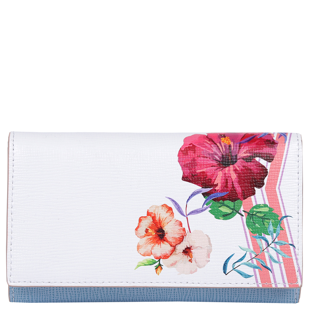 Кошелек женский Leo Ventoni, цвет: белый, голубой. L330989L330989-bianco/l.blue Кошелек женский Leo Ventoni, цвет: белый, голубой. L330989L330989-bianco/l.blueИзысканный женский кошелек от итальянского бренда Leo Ventoni выполнен из натуральной кожи с невероятно модным и изысканным тиснением. Элегантное сочетание белого, голубого и розового оттенков, а также дизайнерский принт в виде женственных цветов превращают кошелек в элегантный аксессуар, который придется по вкусу любительницам новых тенденций моды. Внутри модели находятся 1 вместительных отделения для купюр, а также 12 отсеков для дисконтных и кредитных карт. На тыльной части аксессуара есть глубокий карман на молнии с металлическим поводком. Кошелек закрывается на прочную заклепку.
