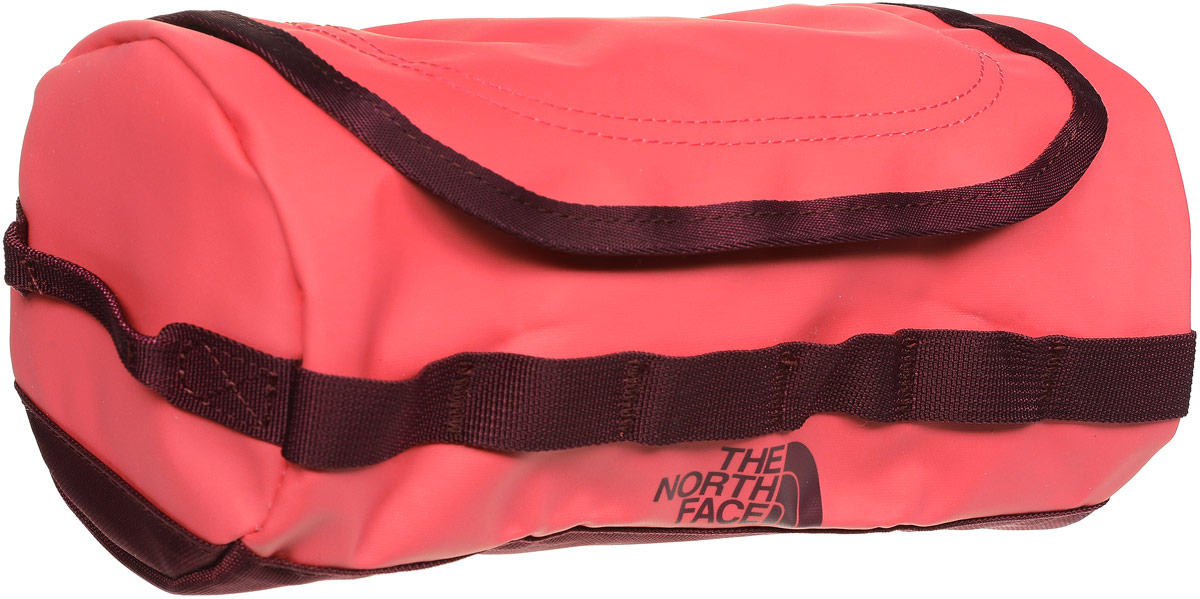 Несессер дорожный The North Face Base Camp Travel Canister, цвет: красныйT0ASTPSCR Несессер дорожный The North Face Base Camp Travel Canister, цвет: красныйT0ASTPSCRНесессер дорожный The North Face Base Camp Travel Canister - незаменимый спутник в любом путешествии. Модель изготовлена из ламинированного материала. Несессер имеет одно основное отделение с D-образным фронтальным входом на молнии. Внутри расположен открытый карман-сетка. На откидывающемся клапане разместились два кармана: открытый накладной и карман-сетка на молнии. Клапан дополнен текстильной лентой с металлическим крючком и липучкой, с зеркальцем. По бокам сумки-несессера имеются небольшие ручки. Несессер дорожный The North Face отлично подойдет для всех туалетных принадлежностей, необходимых в дороге.