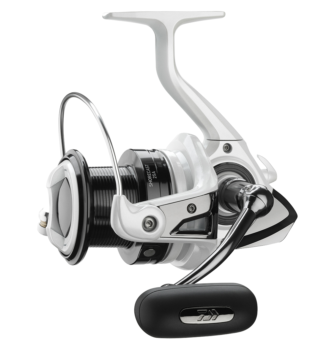 Катушка безынерционная Daiwa Shorecast 25A61043 Катушка безынерционная Daiwa Shorecast 25A61043Shorecast 25A была специально разработана для ловли в прибое и джигговой ловли с лодки. 25мм ход в сочетании с конической формой шпули обеспечивают необходимую дальность заброса и мощность при наматывании лески - идеально для ловли в прибое на грузила до 180г. Ролик лесоукладчика Twist Buster II надежно предотвращает леску от спутывания.