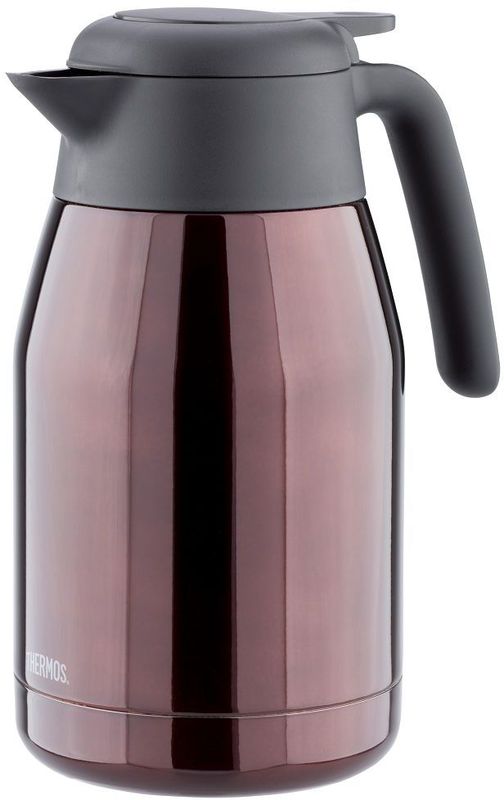 Термос-кувшин Thermos, цвет: коричневый, 1,5 л. THS 1500428813 Термос-кувшин Thermos, цвет: коричневый, 1,5 л. THS 1500428813Термос-кувшин из нержавеющей стали для горячих и холодных жидкостей. В жаркий июльский полдень за столом дачной беседки наслаждайтесь прохладой напитков из кувшина THERMOS®!Кувшин предназначен для использования одной рукой: жидкость выливается при помощи легкого нажатия на рычаг над ручкой. Крышка с двойной изоляцией не только идеально сохраняет температуру внутри кувшина, но и надежно герметизирует его. В кувшин можно положить кубики льда. Оригинальная крышка не даст им упасть в стакан. Благодаря широкому горлу кувшин можно промыть, протерев внутреннюю колбу рукой. Крышка разборная. Её части удобно промыть по-отдельности.