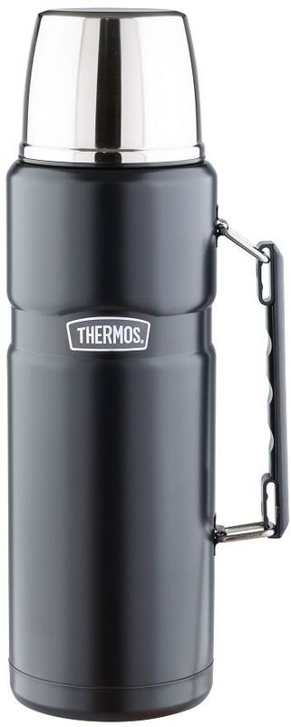 Термос Thermos, цвет: черный матовый, 2 л. SK2020892195 Термос Thermos, цвет: черный матовый, 2 л. SK2020892195Стиль, заданный самим названием серии King, подчеркивается благородством цветовых решений, используемых в этой модельной линии. Модель интересна складной ручкой, созданной для удобного размещения в багаже и полноразмерной чашкой из нержавеющей стали. Термос оснащен герметичной поворотной пробкой, позволяющий выливать жидкость, не отвинчивая пробку полностью.