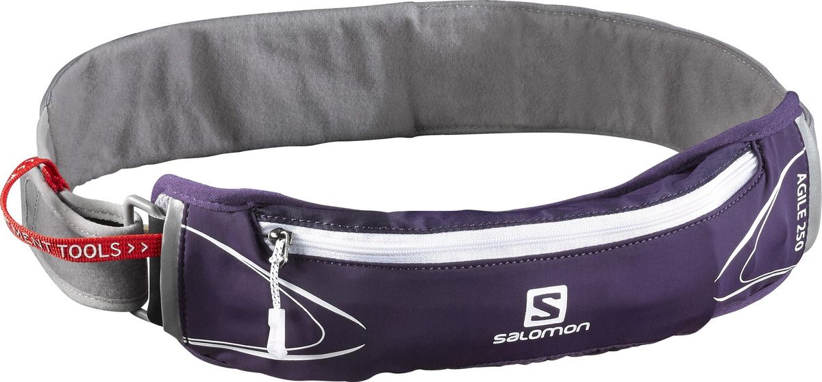 Сумка на пояс Salomon Agile 250 Belt Set, с бутылкой, цвет: фиолетовыйй, белыйL39333900 Сумка на пояс Salomon Agile 250 Belt Set, с бутылкой, цвет: фиолетовыйй, белыйL39333900Сумка на пояс Salomon Agile 500 Belt Set повышает мобильность и функциональность в любом забеге. Благодаря универсальному размеру и возможности подгонки облегчает выбор и подойдет бегунам с тонкой талией. Суперэластичный пояс не смещается даже при прыжках и обеспечивает быстрый доступ к мягкой фляге и другим нужным вещам. Отлично подходит для тренировок в городе или в горах. Объем бутылки: 500 мл.