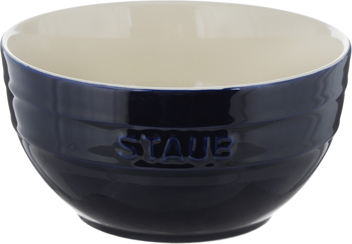 Миска Staub, цвет: темно-синий, молочный, диаметр 17 см40510-792 Миска Staub, цвет: темно-синий, молочный, диаметр 17 см40510-792Миска Staub изготовлена из глины, покрытой эмалью из стеклянного порошка. Изделие очень функциональное, оно пригодится на кухне для самых разнообразных нужд: в качестве салатника, миски, тарелки. Можно мыть в посудомоечной машине. Можно использовать в духовке, микроволновой печи и морозильной камере. Диаметр миски (по верхнему краю): 17 см. Высота стенки: 9 см. Объем: 1,2 л.