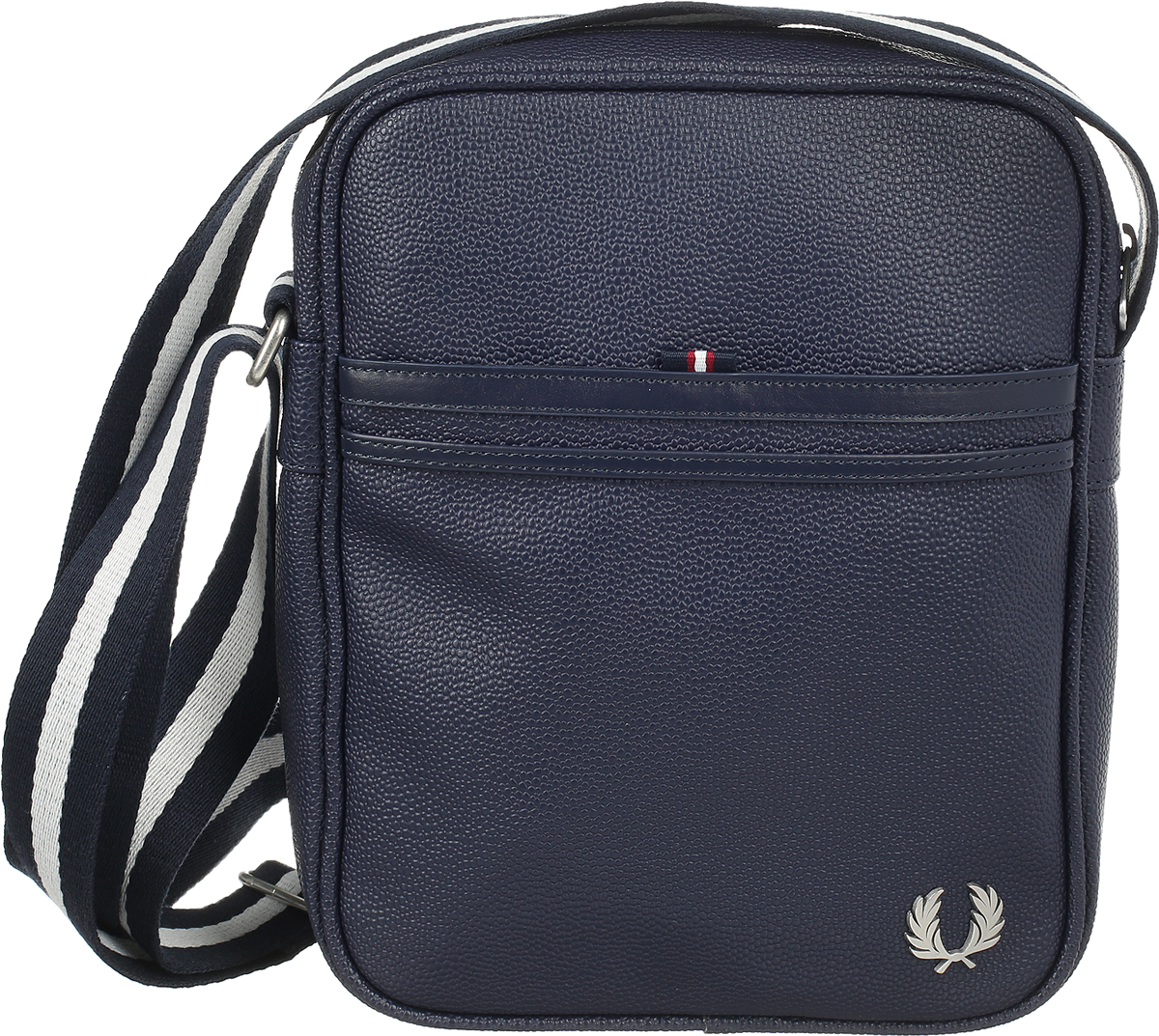 Сумка мужская Fred Perry Scotch Grain Side Bag, цвет: синий. L1206-608L1206-608 Сумка мужская Fred Perry Scotch Grain Side Bag, цвет: синий. L1206-608L1206-608Сумка мужская Fred Perry Scotch Grain Side Bag исполнена из искусственной кожи с оригинальным зернистым тиснением. В дословном переводе Scotch Grain Side Bag - сумка из шотландского зерна. Изделие имеет одно большое застегивающееся на молнию отделение с двумя карманами внутри, один из которых так же застегивается на молнию. На фасаде сумки находится большой карман, на котором располагается логотип бренда. Сумка оснащена широким текстильным регулируемым по длине ремнем.