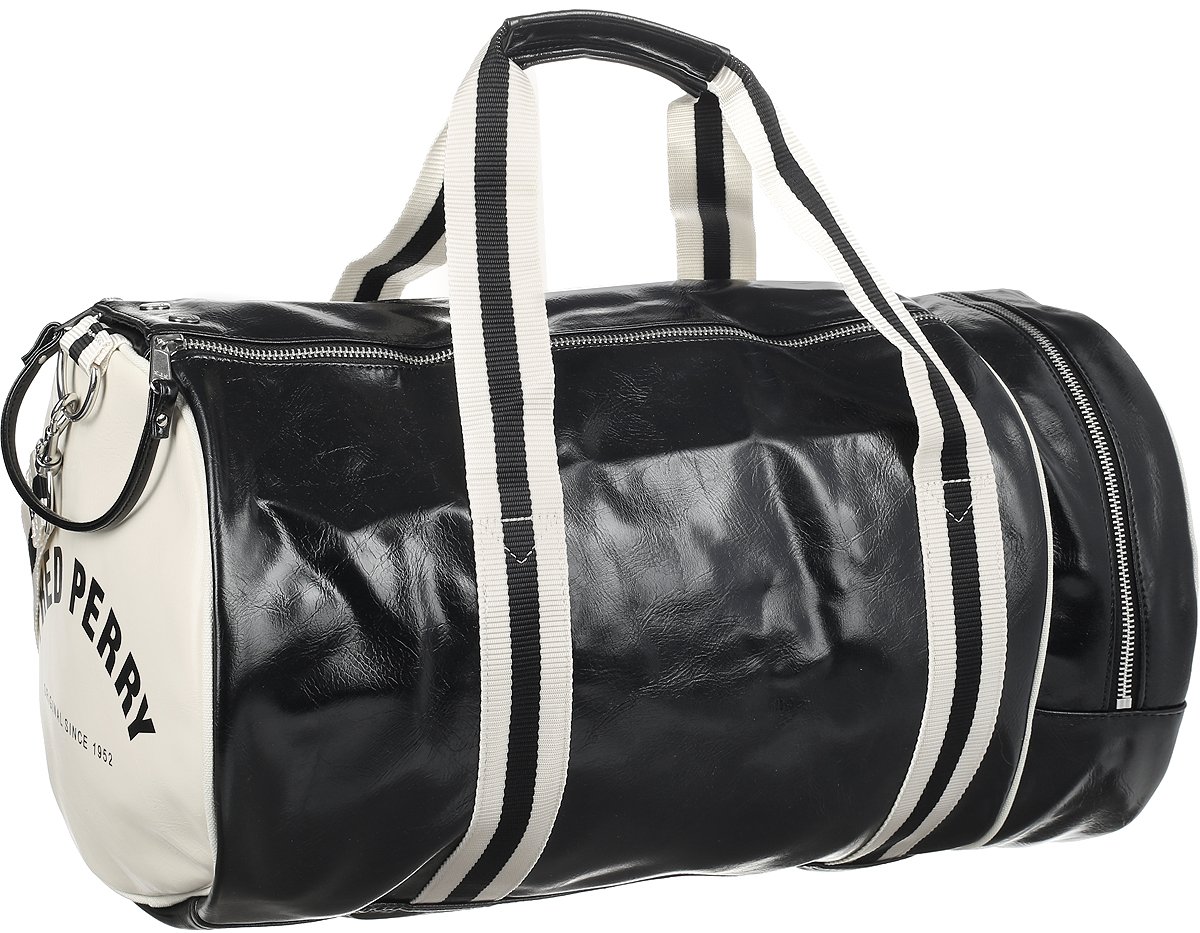 Сумка мужская Fred Perry Classic Barrel Bag, цвет: черный, бежевый. L4305-D57L4305-D57 Сумка мужская Fred Perry Classic Barrel Bag, цвет: черный, бежевый. L4305-D57L4305-D57Сумка мужская Fred Perry Classic Barrel Bag - классическая сумка-бочка - это вместительный саквояж для поездок или спортинвентаря. На лицевой стороне изделие оформлено фирменным логотипом, с боковых сторон - надписями с названием фирмы. Сумка выполнена из качественной экокожи. На лицевой стороне расположен небольшой открытый карман. С боковой стороны расположен удобный карман на молнии для быстрого доступа к вещам. Внутри находится главное вместительное отделение, в котором расположен небольшой карман на молнии. Изделие закрывается широким клапаном на молнии и фиксируется с помощью кнопок, что обеспечивает надежное хранение вещей. Сумка оснащена съемным плечевым ремнем, длина которого регулируется с помощью пряжки. Такая модная и практичная сумка не оставит вас без внимания и подойдет как для похода в спортзал, так и для всевозможных поездок.