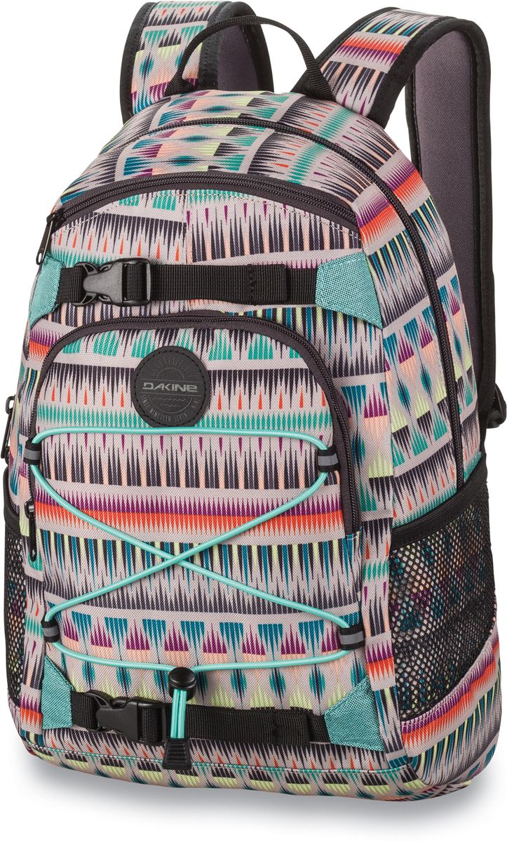 Рюкзак женский Dakine Grom Zanzibar, цвет: мультиколор, 13 л. 821010500127252 8210105 Рюкзак женский Dakine Grom Zanzibar, цвет: мультиколор, 13 л. 821010500127252 8210105Городской женский рюкзак. С лямками для переноски скейтборда. Карман для очков из мягкого флиса. Резиновый шнур для закрепления вещей снаружи рюкзака. Бороковые карманы из сетки. Фронтальный карман на молнии. Грудной ремешок с встроенным свистком.