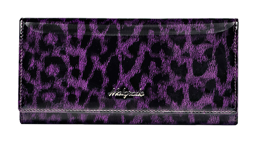 Кошелек Malgrado, цвет: фиолетовый. 72076-1580272076-15802# Purple Кошелек Malgrado, цвет: фиолетовый. 72076-1580272076-15802# PurpleСтильный кошелек Malgrado изготовлен из натуральной кожи фиолетового цвета с декоративным тиснением под рептилию и вмещает в себя купюры в развернутом виде в полную длину. Внутри содержит шесть основных отделений, два из которых на молнии, восемь кармашков для карточек, визиток или кредиток и одно с прозрачным окошком. С оборотной стороны расположен карман на молнии. Закрывается кошелек клапаном на кнопку. Под клапаном также расположено два дополнительных отделения. Кошелек упакован в подарочную металлическую коробку с логотипом фирмы. Такой кошелек станет замечательным подарком человеку, ценящему качественные и практичные вещи. Характеристики: Материал: натуральная кожа, текстиль, металл. Размер кошелька: 18,5 см х 9 см х 3 см. Цвет: фиолетовый. Размер упаковки: 23 см х 12,5 см х 4,5 см. Артикул: 72076-15802# Purple.