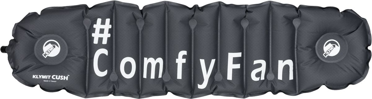 Надувная подушка/сиденье Klymit Cush ComfyFan, цвет: черный12CUSS01 Надувная подушка/сиденье Klymit Cush ComfyFan, цвет: черный12CUSS01Надежная и комфортная подушка /сиденье (трансформер) позволяет изменять толщину и размер за счет складывания в 1 или 2 слоя. Можно обернуть вокруг шеи как капот, или сложить в 2 слоя, сделав подушку или сиденье. Ремень с пряжкой для крепления на талию или сиденье. В сложенном виде имеет размер кошелька. • Материал – полиэстер 75D • Надувается за 1-3 выдоха • Размер – 74 cm х 23 cm; в сложенном виде - 5 cm х 8,9 cm • Вес – 99 гр • Цвет - черный • Гарантия – пожизненная