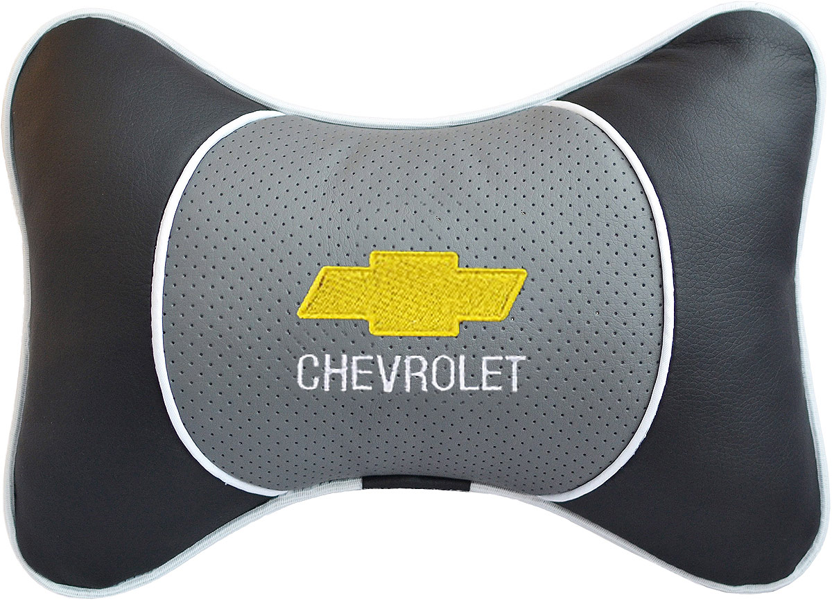 Подушка на подголовник Auto Premium Chevrolet, цвет: серый. 3754537545 Подушка на подголовник Auto Premium Chevrolet, цвет: серый. 3754537545Подушка на подголовник Люкс выполнена из черной гладкой экокожи, вставка из серой перфорированной экокожи имеет обрамление мягким кантом. Для нанесения вышивки используются высококачественные итальянские нитки. Подушка на подголовник - это прежде всего лучший способ создать комфорт для шеи и головы во время пребывания в автомобильном кресле. Такая подушка будет удобна как водителю, так и пассажиру. При производстве используются высококачественные, износостойкие материалы и гипоаллергенные наполнители.