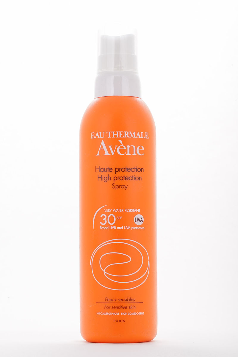 Aven Солнцезащитный спрей SPF30, 200 млC22992 Aven Солнцезащитный спрей SPF30, 200 млC22992Солнцезащитный спрей SPF 30 разработан для ухода за вашей кожей во время пребывания на солнце. Входящий в состав спрея запатентованный минеральный экран обеспечивает высочайшую защиту от UVA и UVB лучей, которая является максимально продолжительной по времени из-за высокой фотоустойчивости, а также обладает устойчивостью к поту и воде. Претокоферил нейтрализует неблагоприятное действие свободных радикалов. А термальная вода Авен обладает великолепными успокаивающими и увлажняющими свойствами.