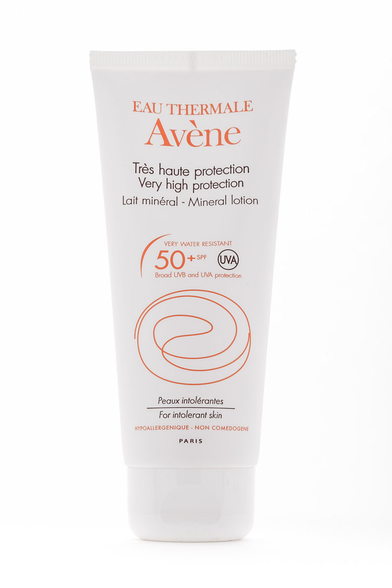 Aven Солнцезащитное молочко с минеральным экраном SPF50, 100 млC05989 Aven Солнцезащитное молочко с минеральным экраном SPF50, 100 млC05989Солнцезащитное молочко SPF 50 с минеральным экраном обеспечивает высокую защиту против UVA и UVB. Особенно рекомундуется для кожи, не переносящей химических фильтров и отдушек, атопичной кожи детей и взрослых, для защита свежих рубцов и шрамов, после хирургических вмешательств и дерматологических процедур