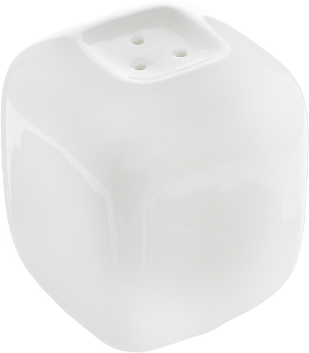 Солонка Ariane Vital Square, 4 х 4 х 5,5 смAVSARN71001 Солонка Ariane Vital Square, 4 х 4 х 5,5 смAVSARN71001Солонка Ariane Vital Square изготовлена из высококачественного фарфора с глазурованным покрытием. Солонка имеет три отверстия для высыпания соли, на дне - отверстие, позволяющее наполнить емкость, снабженное силиконовой вставкой. Такая солонка украсит сервировку вашего стола и подчеркнет прекрасный вкус хозяина, а также станет отличным подарком. Можно мыть в посудомоечной машине.
