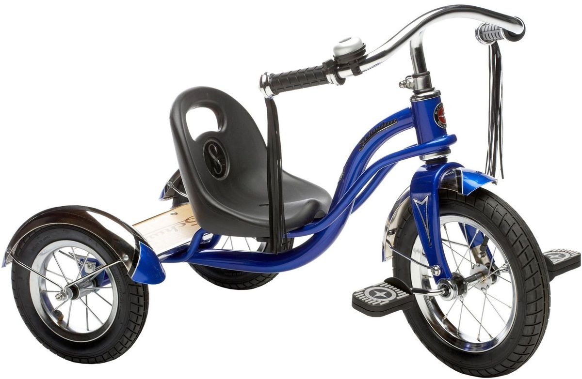 Schwinn Roadster Trike Детский трехколесный велосипед цвет синийS6728 Schwinn Roadster Trike Детский трехколесный велосипед цвет синийS6728Ярко-синий трёхколёсный велосипед Schwinn Roadster Trike с педалями на переднем колесе специально разработан для активных малышей. Низкий центр тяжести позволяет ребенку управлять велосипедом легко и безопасно. Хромированные руль, крылья и звонок без сомнения понравятся как малышу, так и родителям, участвующим в его вело приключениях. Площадка для катания стоя помогает ребёнку привыкать к скорости, а взрослым участвовать в процессе катания. • Трёхколёсный велосипед с педалями на переднем колесе • Надёжная стальная рама • Регулировка седла по удалённости от руля • Невероятная устойчивость, благодаря трёхколёсной конструкции • Площадка для катания стоя • Велосипед для детей 1,5-4 лет