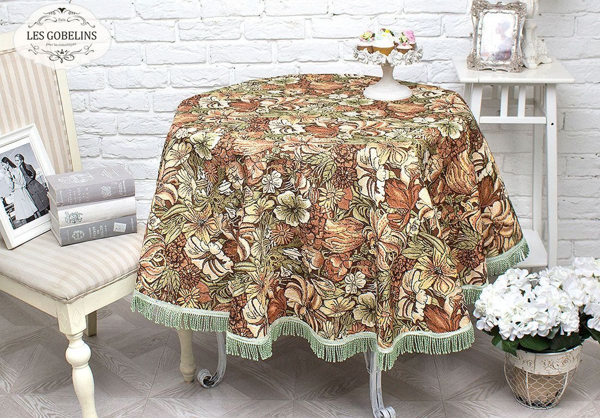 Скатерть Les Gobelins Art Nouveau Lily, круглая, диаметр 160 см. lns239476lns239476 Скатерть Les Gobelins Art Nouveau Lily, круглая, диаметр 160 см. lns239476lns239476Производитель: Les Gobelins Страна производства: Россия Круглая скатерть. Материал: Гобелен Состав материала: Хлопок - 50%, Полиэстер - 50% Размер (Диаметр): 160 см Упаковка: Полиэтиленовый пакет с клейким клапаном и бумажным вкладышем с информацией о продукте. Скатерть украшена по краю бахромой. Расположение рисунка на скатерти соответствует фотографии.