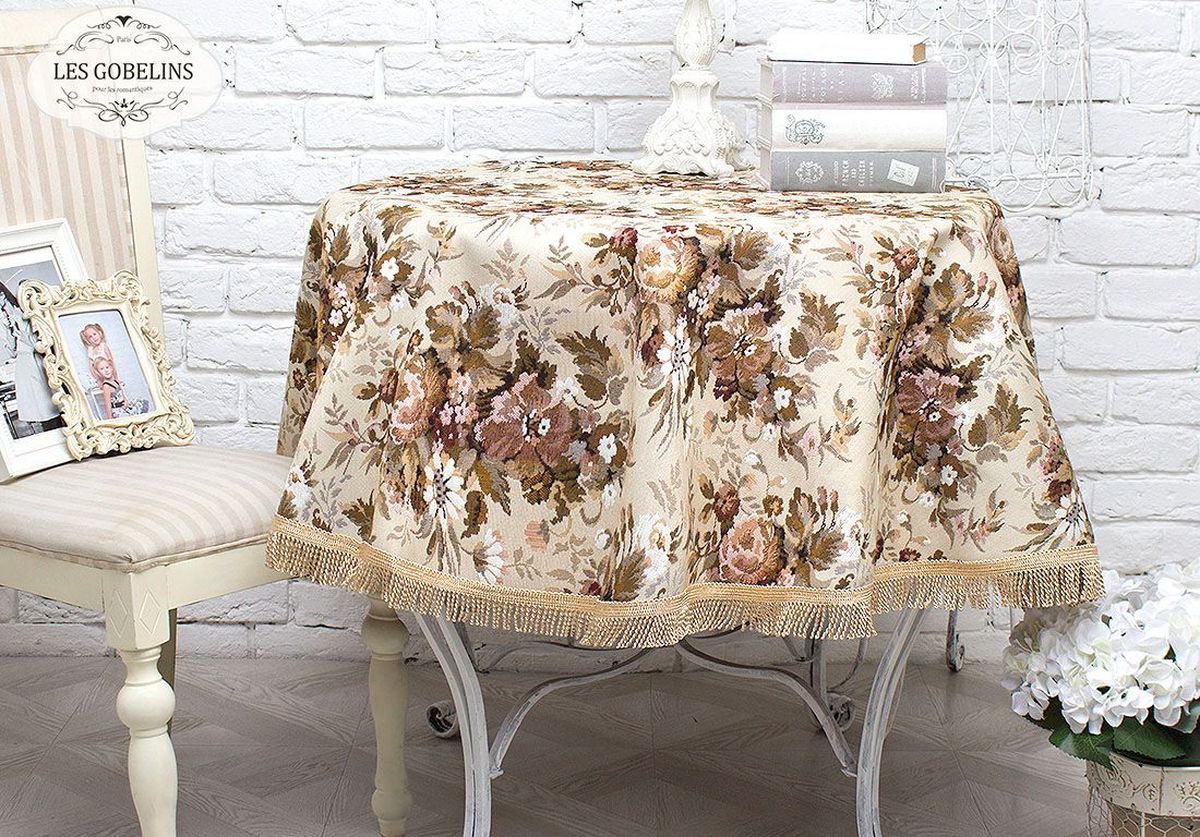 Скатерть Les Gobelins Terrain Russe, круглая, диаметр 160 см. lns239484lns239484 Скатерть Les Gobelins Terrain Russe, круглая, диаметр 160 см. lns239484lns239484Производитель: Les Gobelins Страна производства: Россия Круглая скатерть. Материал: Гобелен Состав материала: Хлопок - 5%, Полиэстер - 95% Размер (Диаметр): 160 см Упаковка: Полиэтиленовый пакет с клейким клапаном и бумажным вкладышем с информацией о продукте. Скатерть украшена по краю бахромой. Расположение рисунка на скатерти соответствует фотографии.